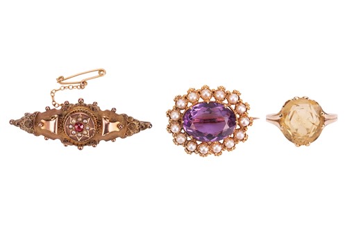 Lot 23 - A small group of jewellery items, comprising...
