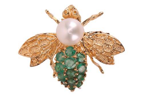 Lot 13 - A bee brooch with emeralds and pearl, abdomen...