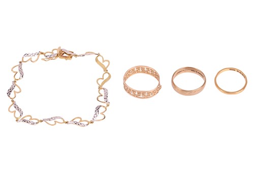 Lot 3 - A small group of jewellery items comprising a...