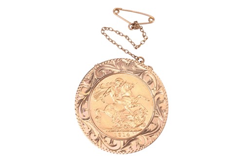 Lot 85 - A 1914 George V full sovereign mounted in 9ct...