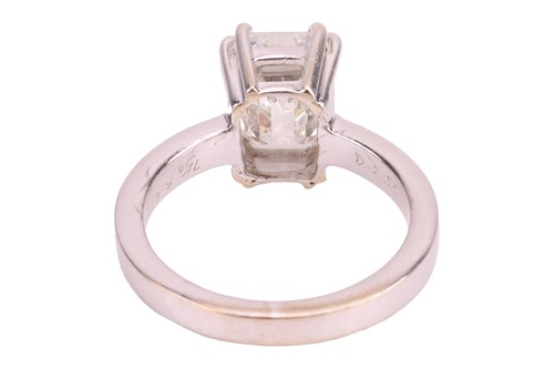 Lot 261 - A single stone emerald-cut diamond ring, the...