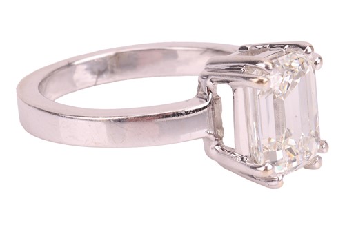 Lot 261 - A single stone emerald-cut diamond ring, the...