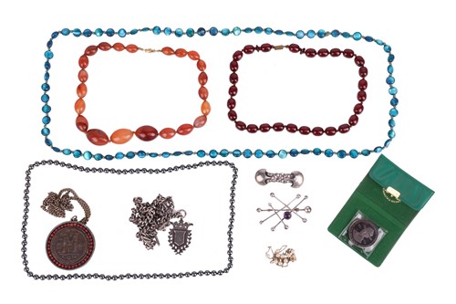 Lot 13 - A small collection of jewellery items; to...
