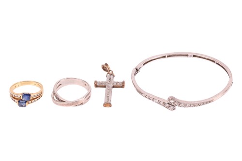 Lot 50 - A small group of jewellery items comprising a...