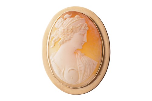 Lot 3 - A shell cameo brooch cum pendant, depicting a...
