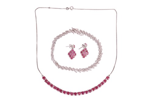 Lot 30 - A group of jewellery items comprising a...