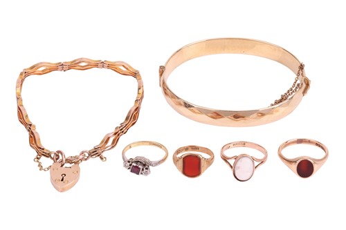 Lot 86 - A small group of jewellery items, comprising a...