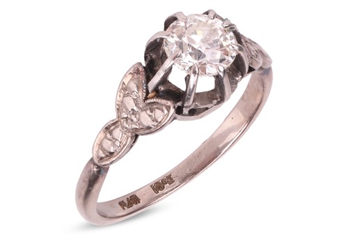 Lot 44 - A late Art Deco diamond solitaire ring,...