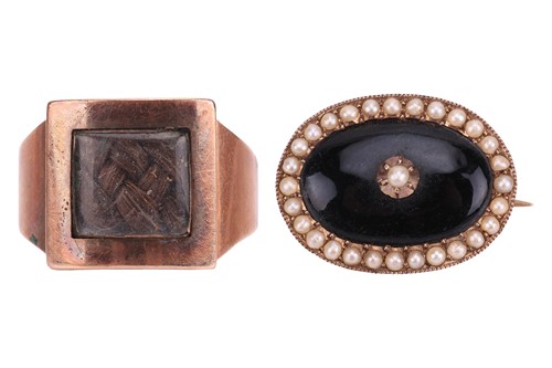 Lot 15 - An early 19th century mourning ring, with...