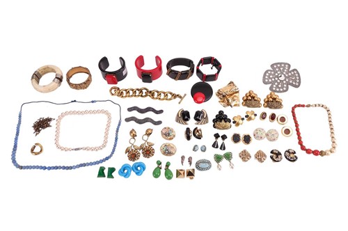 Lot 23 - A large group of vintage and signed costume...