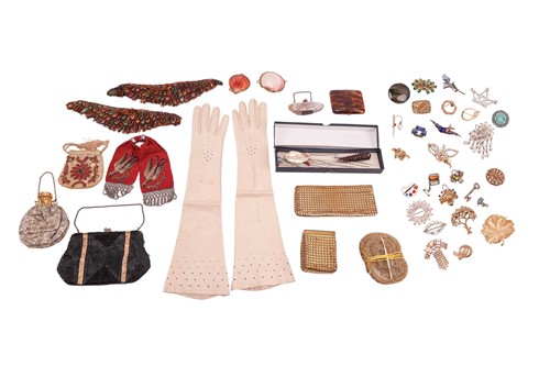 Lot 48 - A quantity of mid-century and vintage costume...