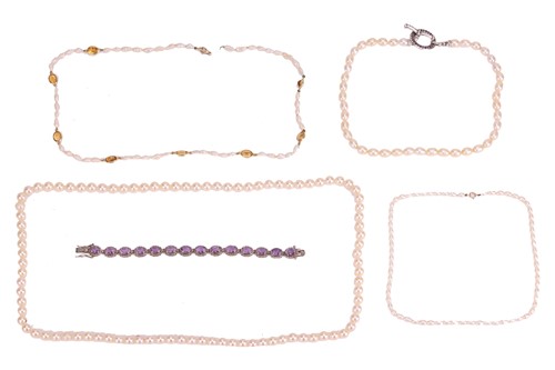 Lot 47 - A group of jewellery items, to include; A...