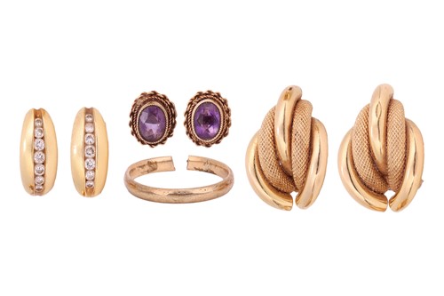 Lot 40 - A group of jewellery items; The first a pair...