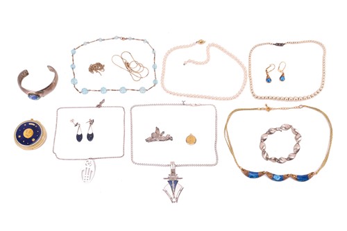 Lot 41 - A collection of jewellery items, to include a...