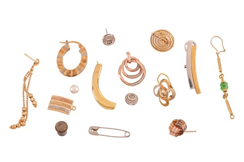 Lot 10 - A collection of mismatched jewellery items, to...