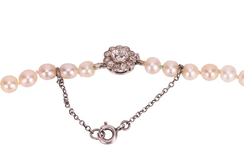 Lot 27 - An Edwardian natural saltwater pearl necklace,...