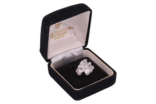 Lot 91 - A diamond cluster crossover ring, with an...