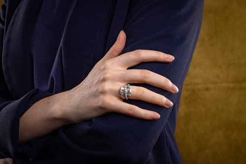 Lot 91 - A diamond cluster crossover ring, with an...