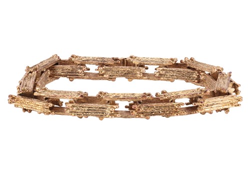 Lot 38 - A Brutalist link bracelet in 9ct yellow gold,...