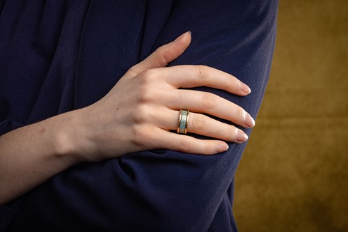 Lot 3 - An early Victorian mourning ring, the band...