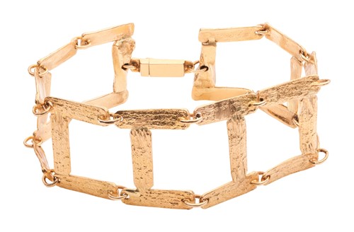 Lot 36 - A Modernist textured link bracelet, in the...