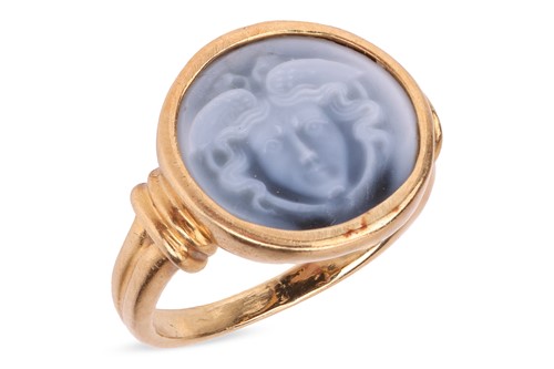 Lot 10 - An onyx cameo ring, the round panel carved...