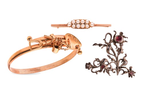 Lot 18 - A group lot of three jewellery items;...