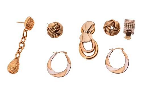 Lot 59 - A small group of jewellery; comprising a pair...