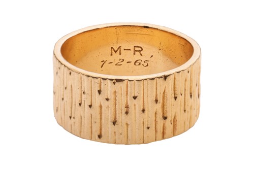 Lot 80 - Cartier - a textured ring band in 18ct yellow...