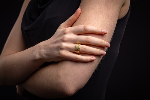 Lot 80 - Cartier - a textured ring band in 18ct yellow...
