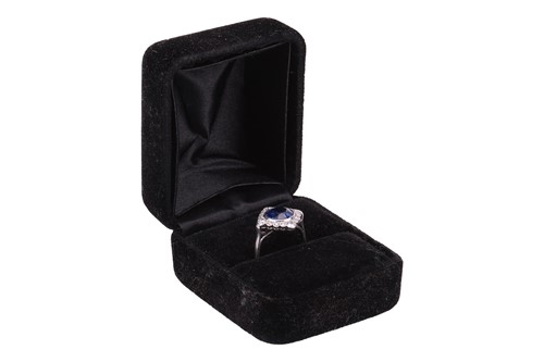 Lot 53 - An early 20th century sapphire and diamond...