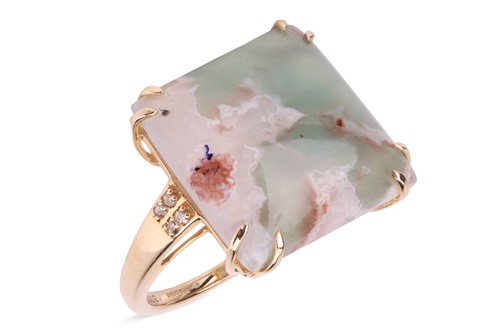 Lot 157 - A chalcedony ring in 9ct yellow gold,...