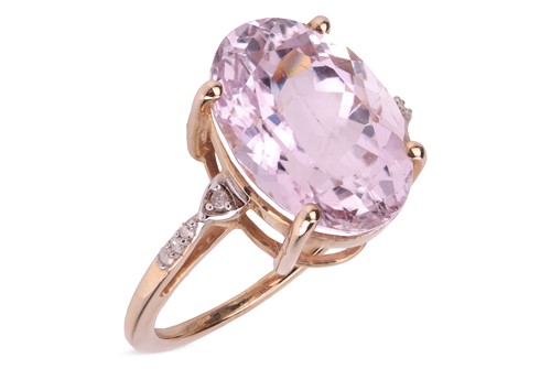 Lot 141 - A kunzite solitaire ring in 9ct yellow gold,...