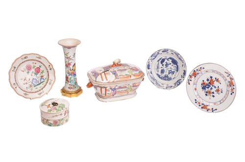 Lot 33 - A collection of Chinese porcelain, comprising...
