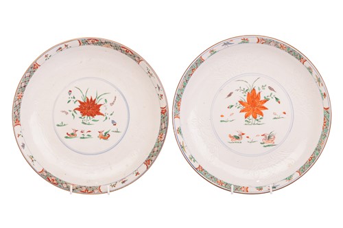 Lot 31 - A near pair of 18th-century Kangxi / Yongzheng...