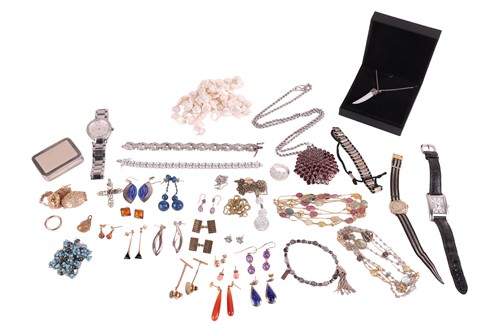 Lot 74 - A group lot of fine and costume jewellery; to...