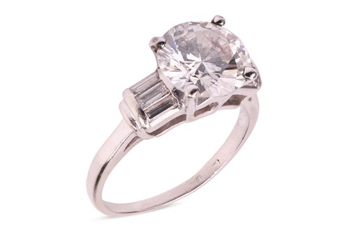 Lot 87 - A Late Art Deco diamond solitaire ring,...