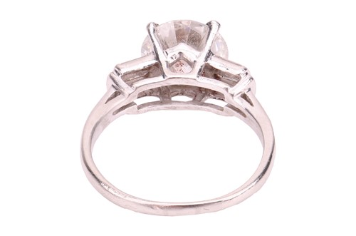 Lot 87 - A Late Art Deco diamond solitaire ring,...
