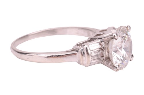 Lot 87 - A Late Art Deco diamond solitaire ring,...