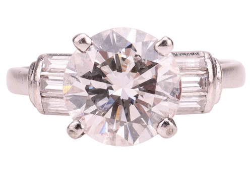 Lot 87 - A Late Art Deco diamond solitaire ring,...
