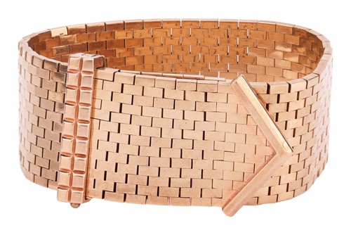 Lot 103 - A jarretière slide bracelet, comprising a...