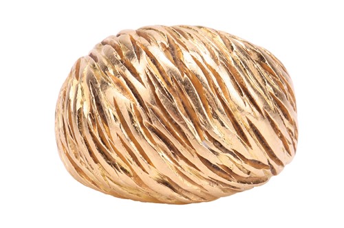 Lot 106 - Kutchinsky - A textured bombe ring in 18ct...