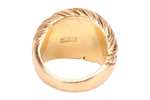 Lot 106 - Kutchinsky - A textured bombe ring in 18ct...