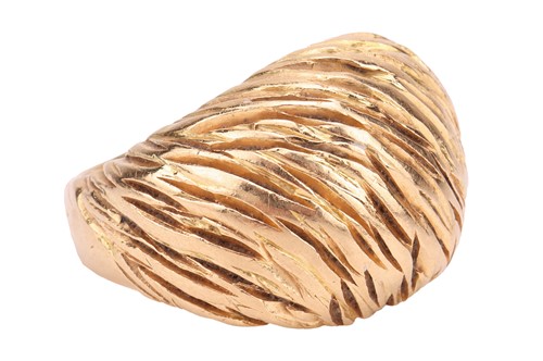 Lot 106 - Kutchinsky - A textured bombe ring in 18ct...