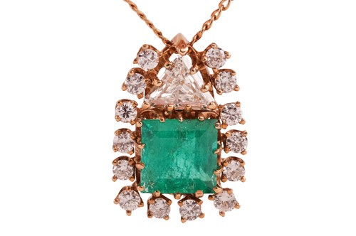 Lot 131 - An emerald and diamond cluster pendant on...