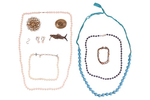 Lot 133 - A group of costume jewellery, to include a...