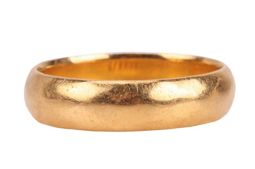 Lot 37 - A wedding band in 22ct gold, in polished...
