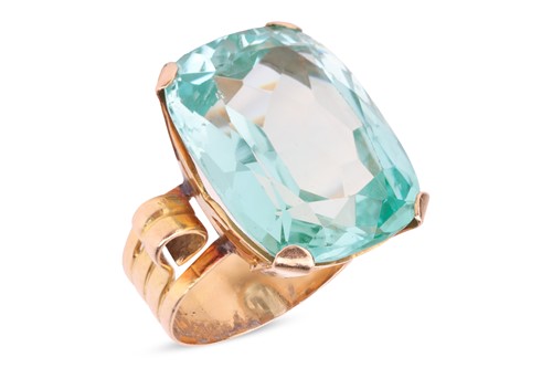 Lot 83 - A large synthetic spinel dress ring,...