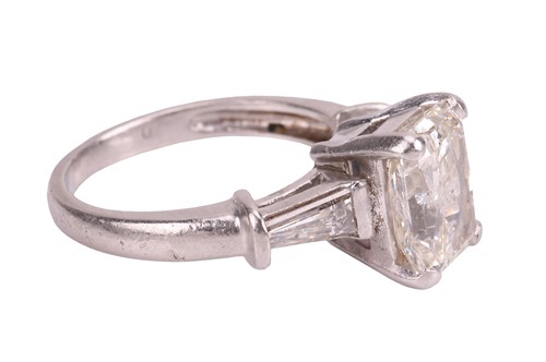 Lot 263 - A radiant-cut diamond ring, the central...