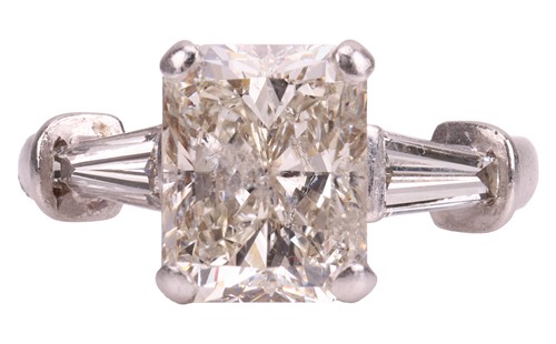 Lot 263 - A radiant-cut diamond ring, the central...